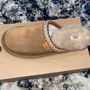 KIDS TASMAN II SLIP ON SIZE 6 CHE, NEVER WORN